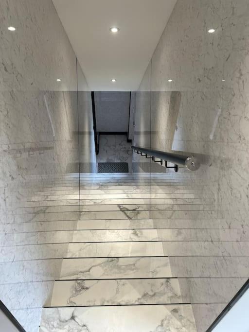 Modern 2 Bedroom Apartment *