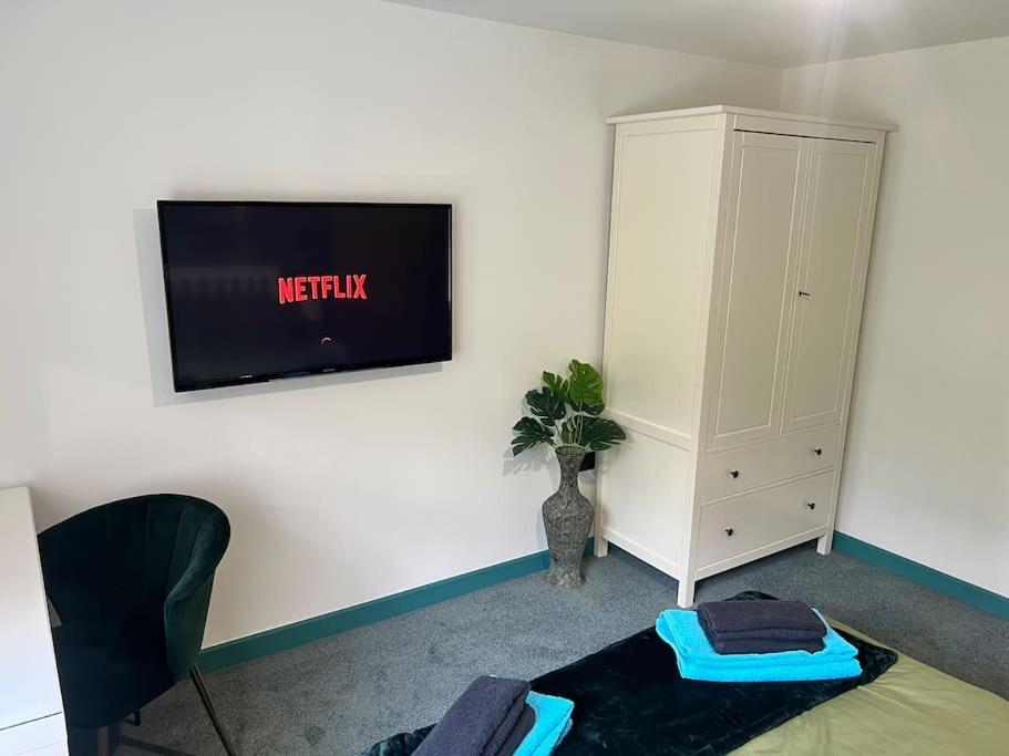 Modern 2 Bedroom Apartment *